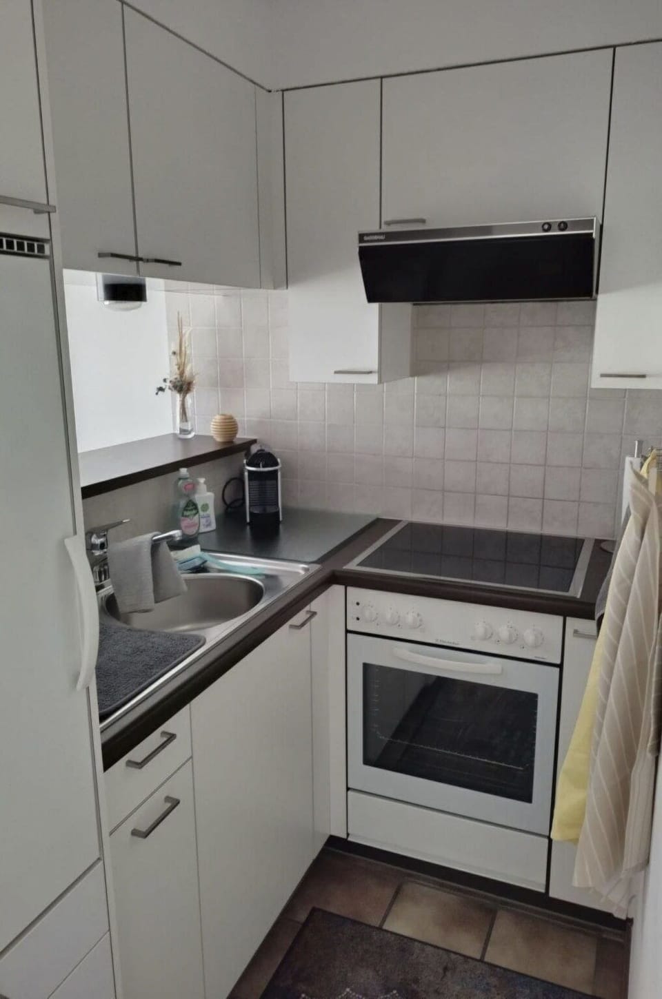 Sky, Building, Window, Urban Design, Residential Area, Facade, Real Estate, Condominium, Tree, Commercial Building