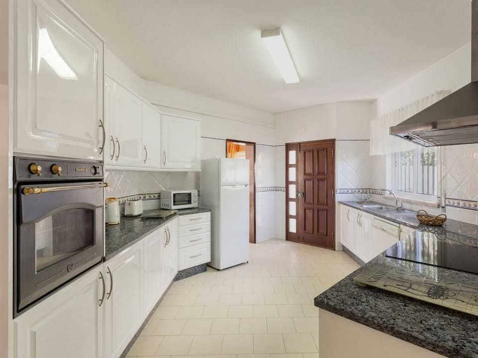 Countertop, Cabinetry, Property, Kitchen, Kitchen Stove, Kitchen Appliance, Wood, Gas Stove, Home Appliance, Building