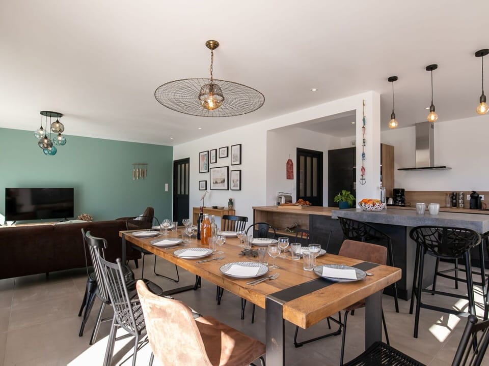 Table, Furniture, Property, Chair, Picture Frame, Wood, Interior Design, Floor, House, Flooring