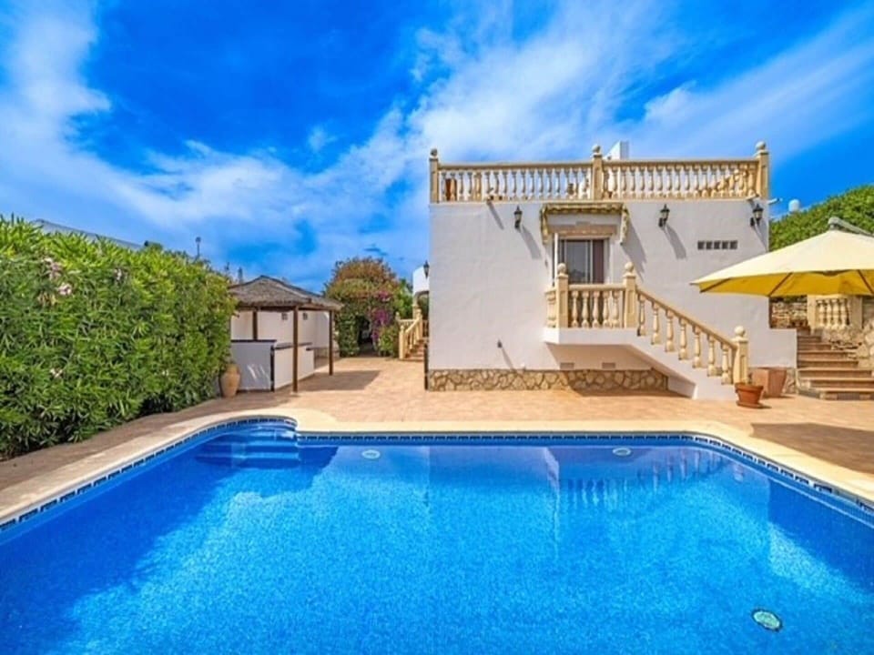 Water, Sky, Cloud, Property, Swimming Pool, Building, Plant, Seaside Resort, Tree, Outdoor Furniture