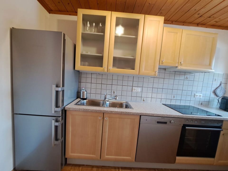 Brown, Cabinetry, Kitchen Sink, Countertop, Sink, Property, Building, Tap, Wood, Kitchen
