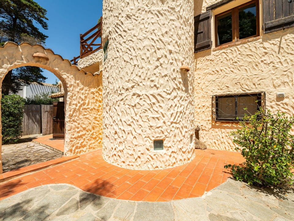 Plant, Property, Sky, Road Surface, Window, Brick, Brickwork, Building, Residential Area, Landscape