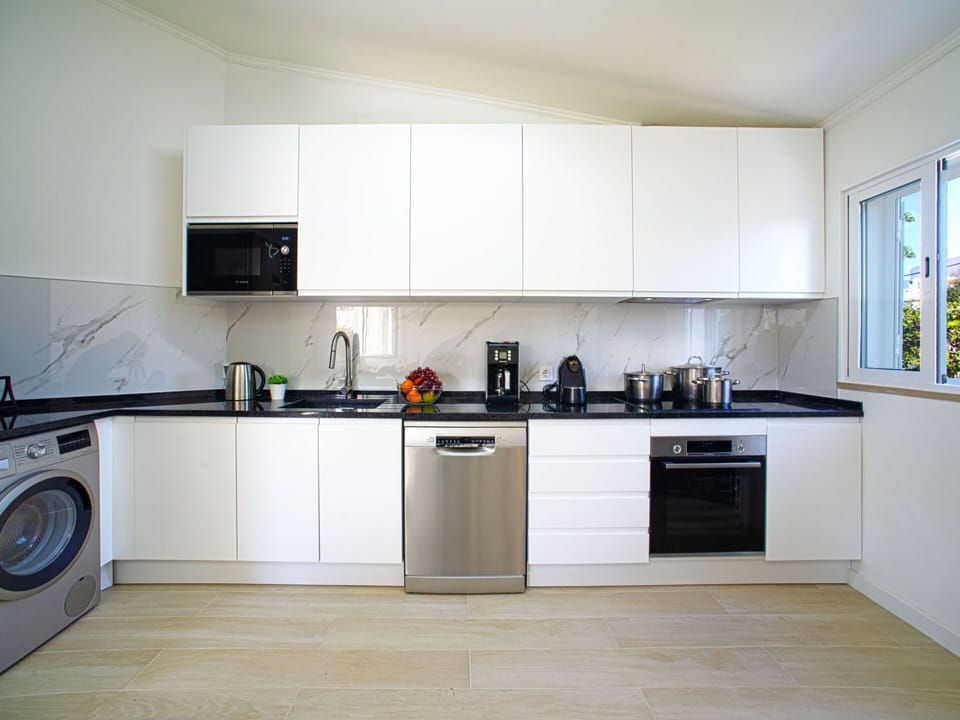Cabinetry, Kitchen Sink, Countertop, Property, Sink, Kitchen Stove, Kitchen Appliance, Kitchen, Home Appliance, Interior Design