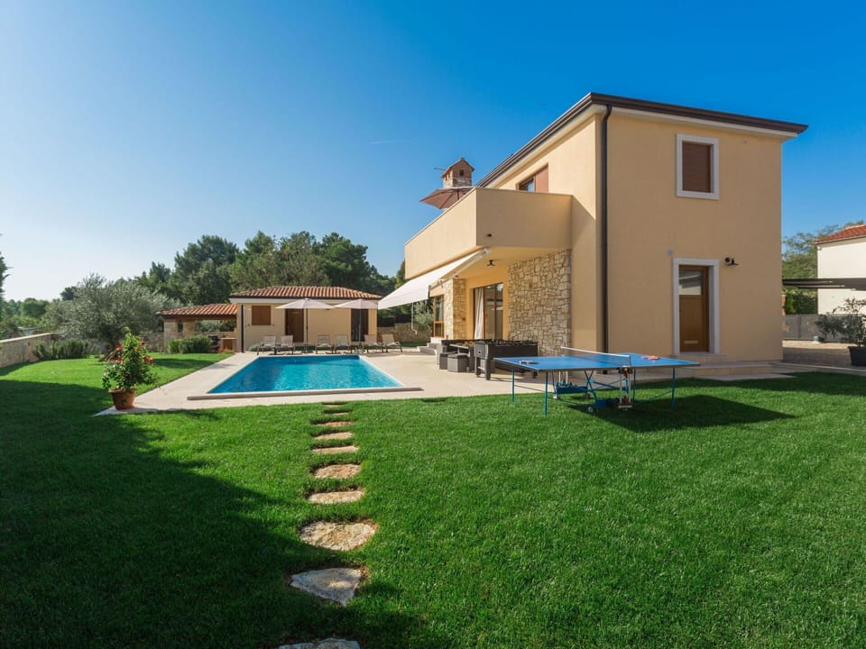 Sky, Plant, Building, Property, Window, House, Tree, Swimming Pool, Grass, Land Lot