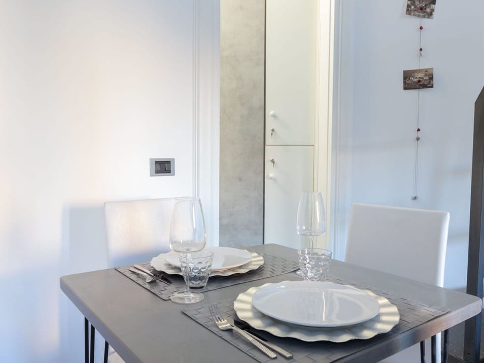 Table, Tableware, Furniture, Dishware, Stemware, Drinkware, Building, Chair, Tablecloth, Kitchen & Dining Room Table