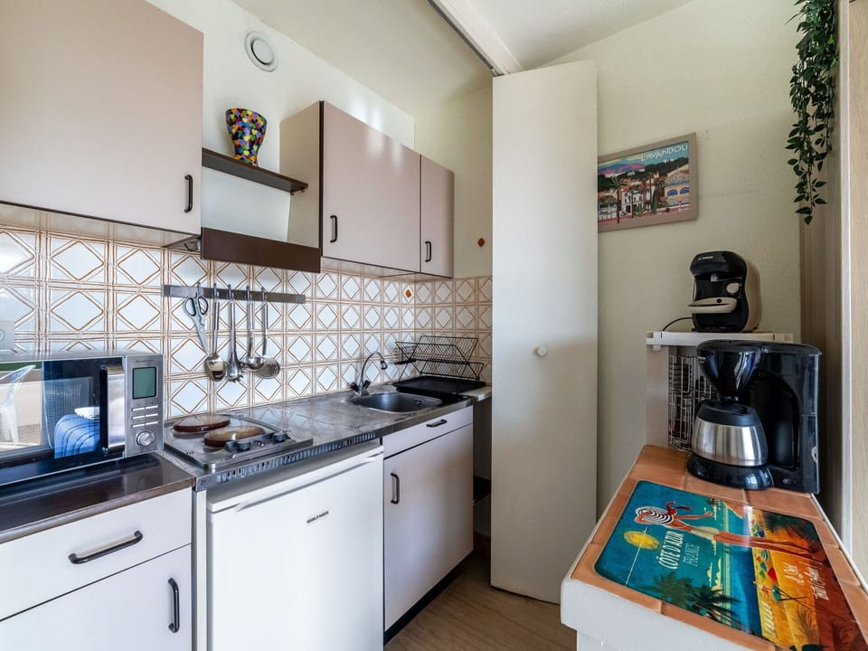Property, Cabinetry, Countertop, Kitchen Appliance, Gas Stove, Home Appliance, Kitchen Stove, Kitchen, Kitchen Sink, Interior Design