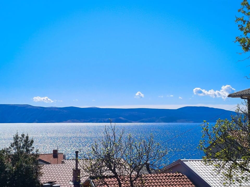 Water, Sky, Cloud, Water Resources, Atmosphere, Daytime, Blue, Mountain, Azure, Building