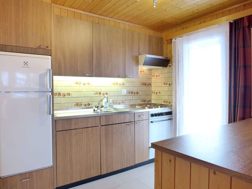 Cabinetry, Kitchen Sink, Countertop, Tap, Sink, Wood, Building, Interior Design, Kitchen, Floor
