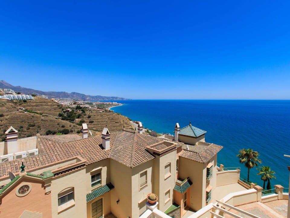 Sky, Water, Building, Window, Azure, Wood, Coastal And Oceanic Landforms, House, Urban Design, Horizon