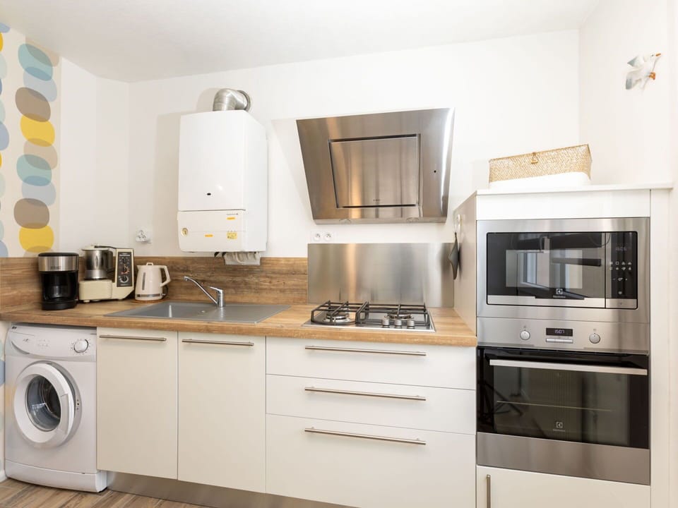 Cabinetry, Countertop, Property, Building, Kitchen Stove, Kitchen Appliance, Home Appliance, Kitchen, Kitchen Sink, Wood