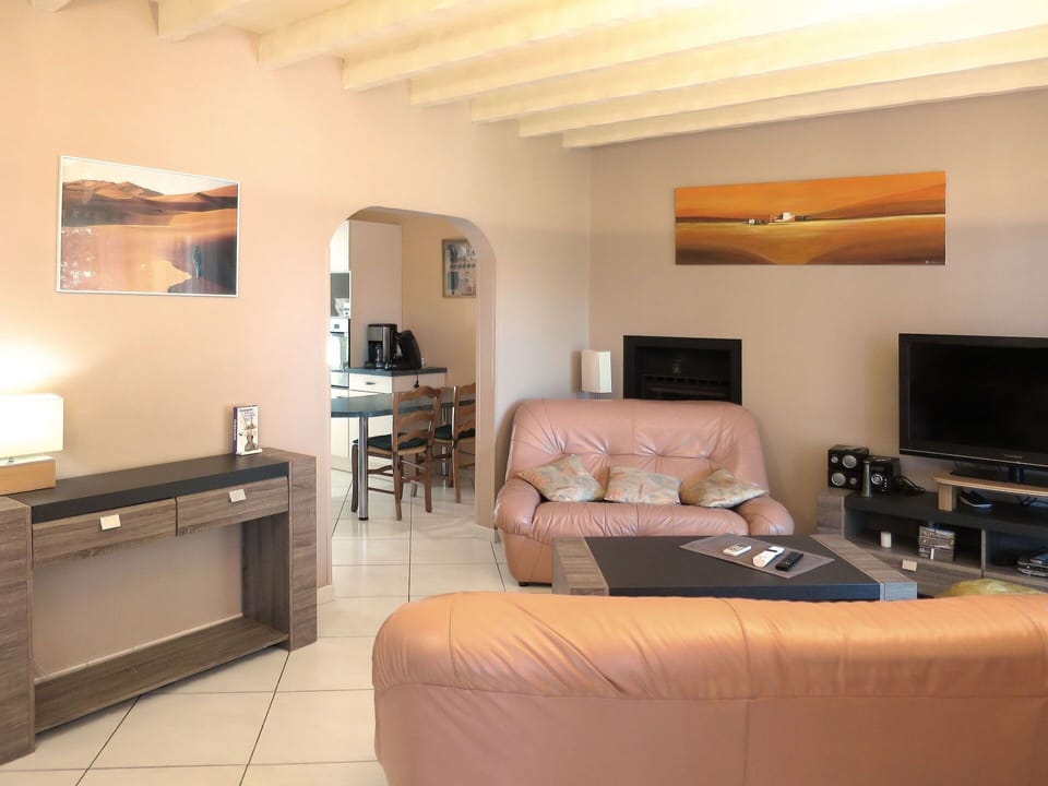 Furniture, Property, Table, Comfort, Building, Couch, Television, Wood, Interior Design, Lighting