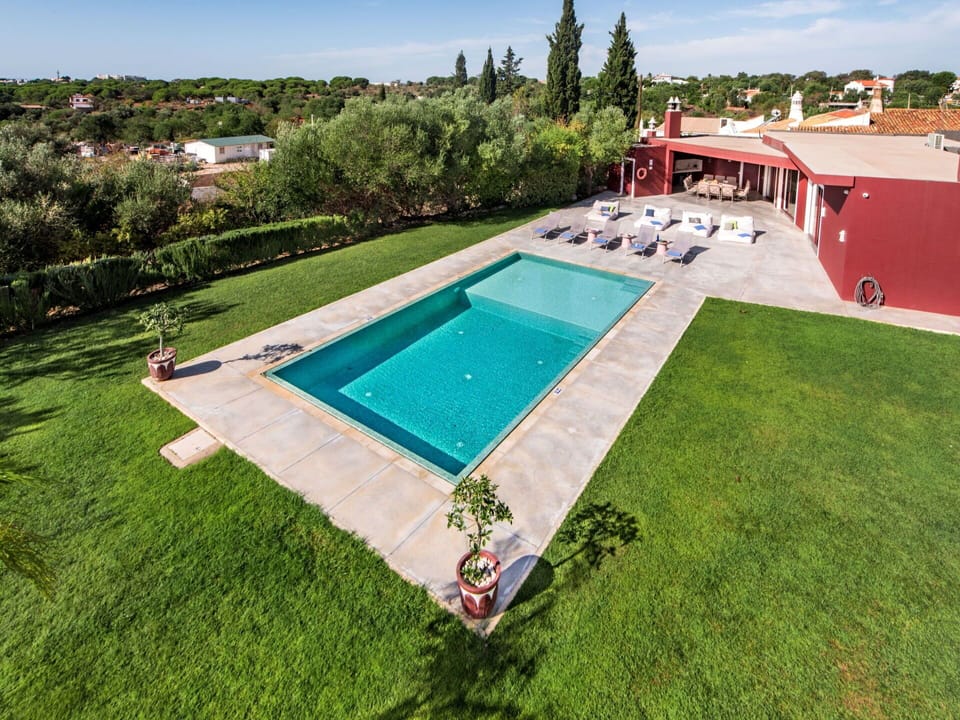 Plant, Cloud, Sky, Water, Tree, Shade, Building, Swimming Pool, Grass, Leisure