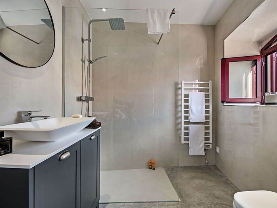 Tap, Plumbing Fixture, Sink, Building, Bathroom, Window, Interior Design, Bathroom Sink, Floor
