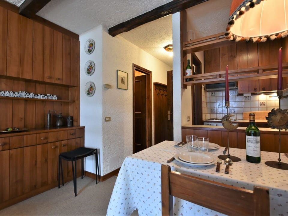 Plant, Building, Sky, Window, Tree, House, Land Lot, Neighbourhood, Urban Design, Residential Area