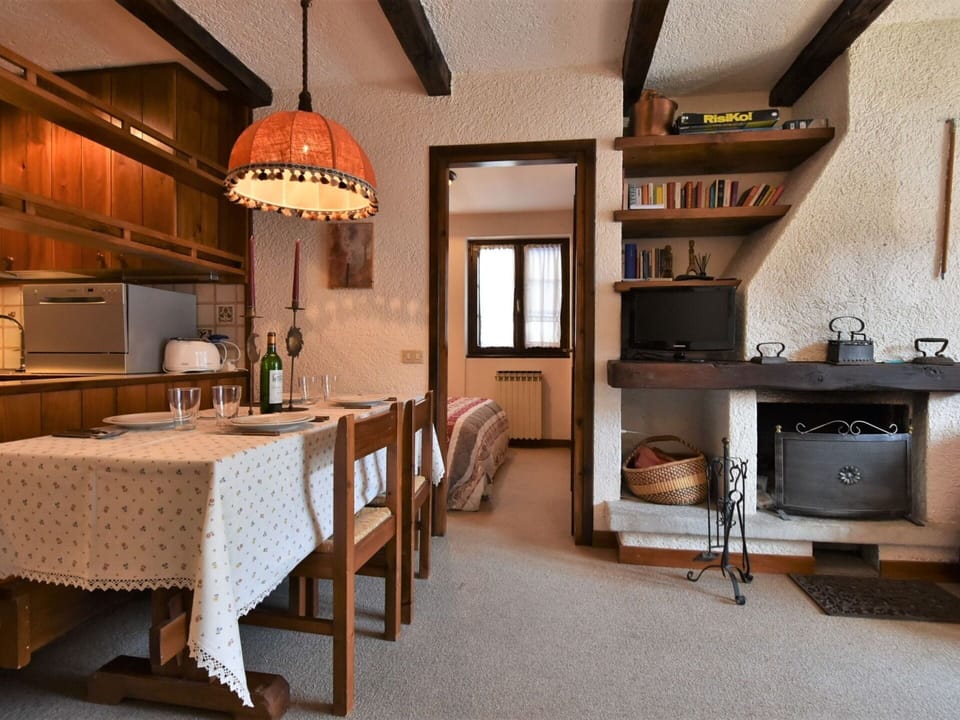 Plant, Building, Sky, Window, Tree, House, Land Lot, Neighbourhood, Urban Design, Residential Area