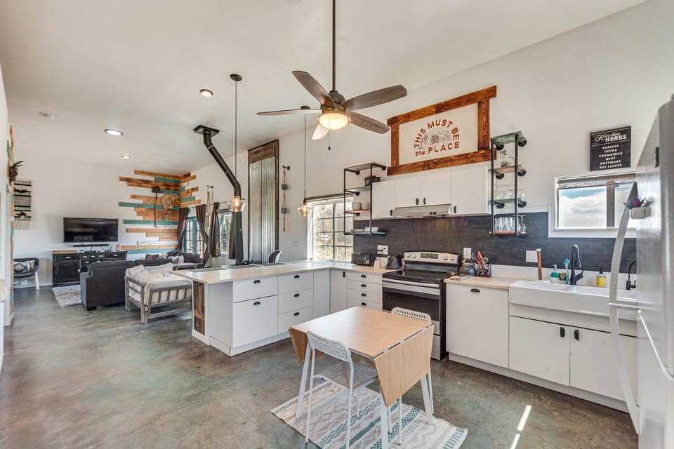 Kitchen | Breakfast Bar | Dishwasher | Drip Coffee Maker