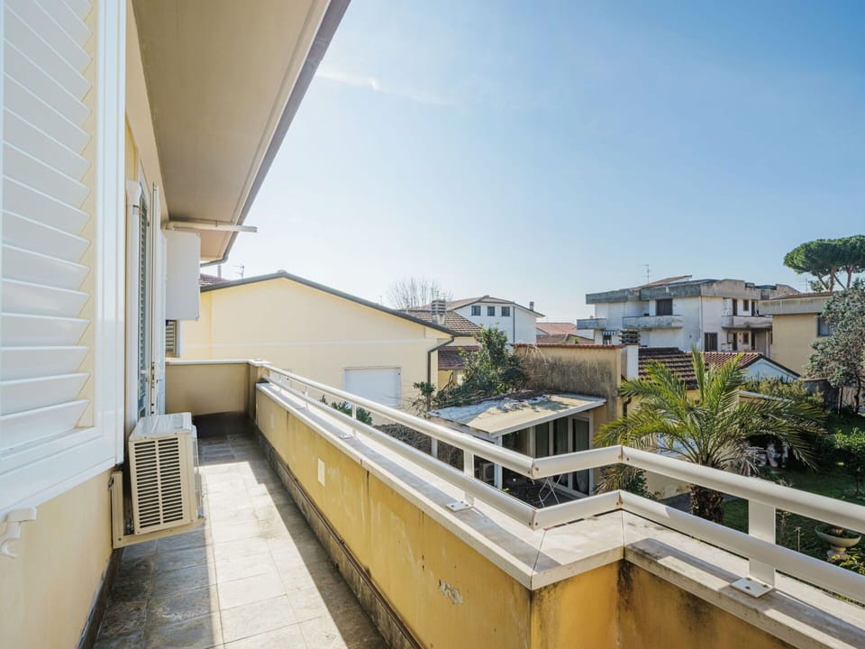 Sky, Building, Architecture, Urban Design, Condominium, Shade, Residential Area, Real Estate, Facade, Roof