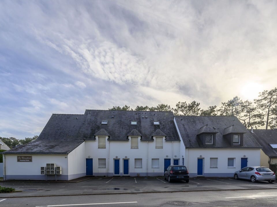 Cloud, Sky, Building, Window, Car, Plant, Wheel, House, Asphalt