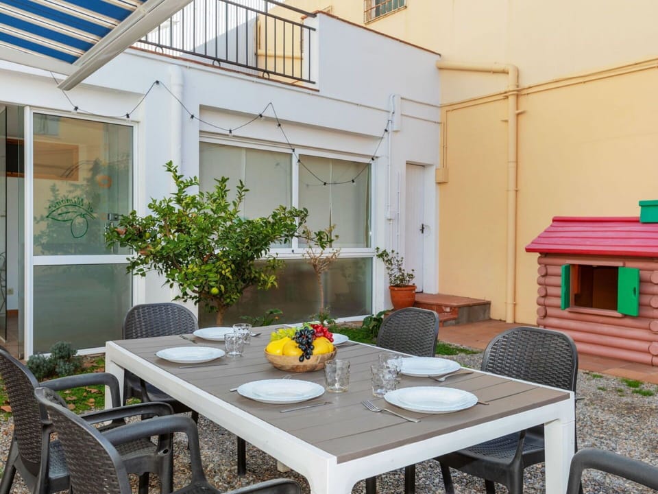 Table, Property, Plant, Building, Furniture, Window, Tableware, Flowerpot, Chair, Interior Design