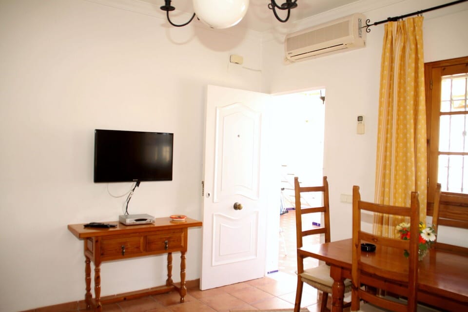 Balcony / Terrace / Patio, Bathroom, Bedroom, Building Exterior, Dining Room, Garden, Kitchen