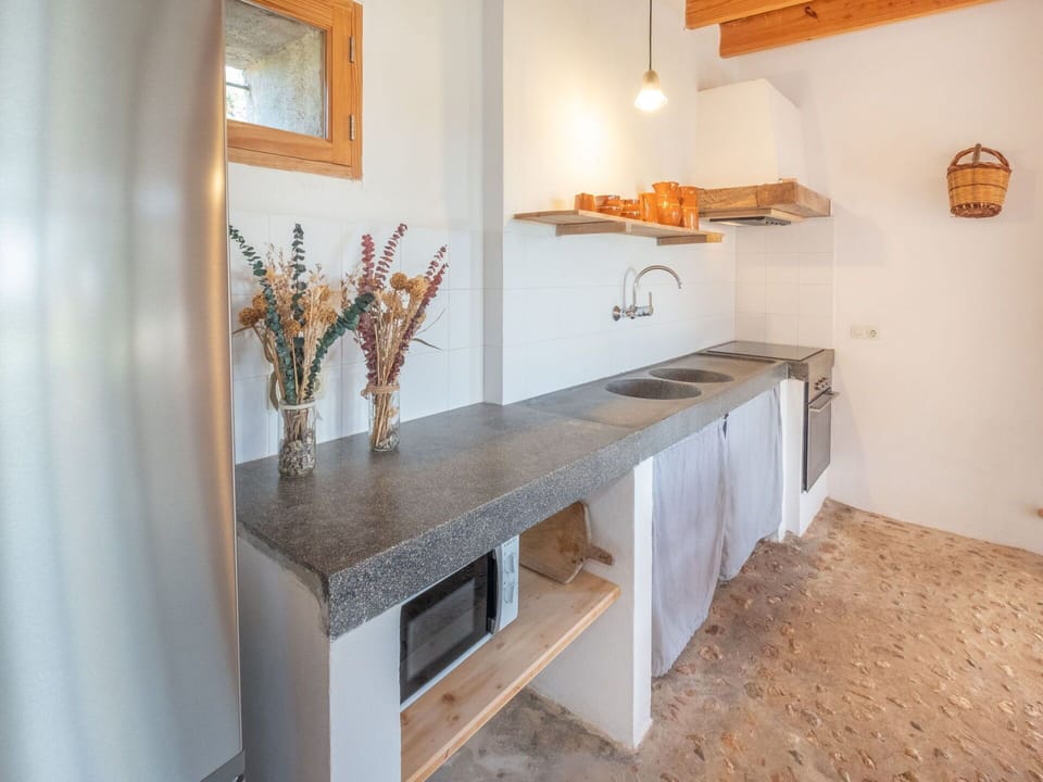 Table, Picture Frame, Furniture, Building, Wood, Lighting, Countertop, House, Interior Design, Living Room