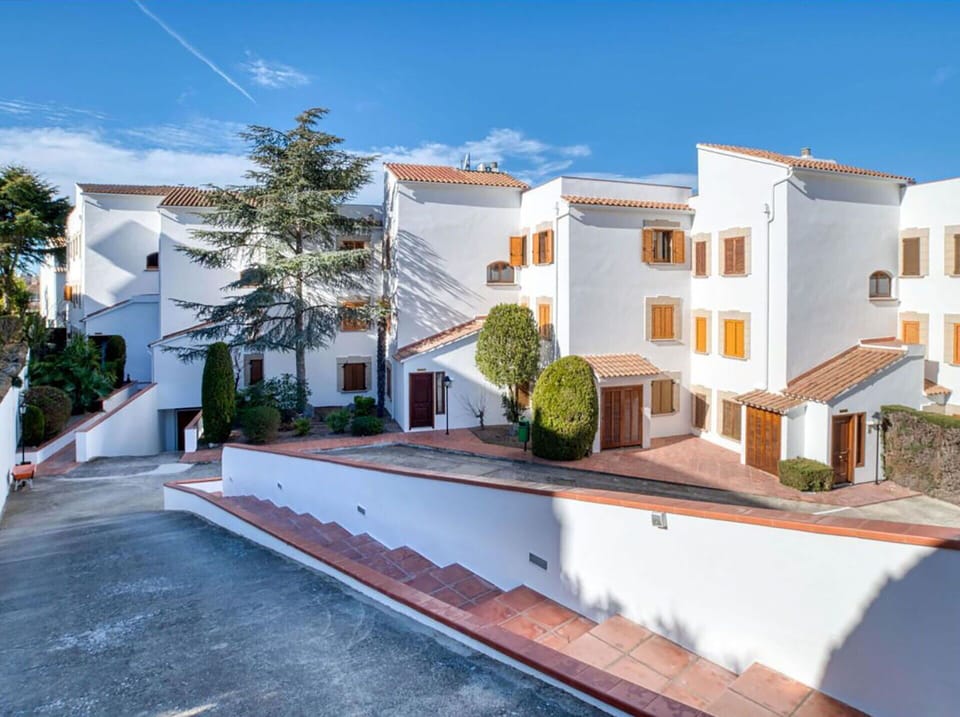 Wall, Residential Area, Home, Human Settlement, Apartment, Estate, Hacienda, Balcony, Villa