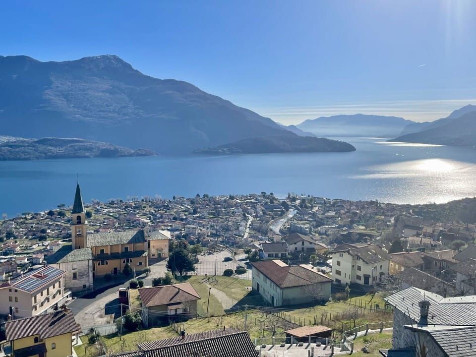 Water, Sky, Daytime, Building, Mountain, Nature, Blue, Azure, Highland, Lake