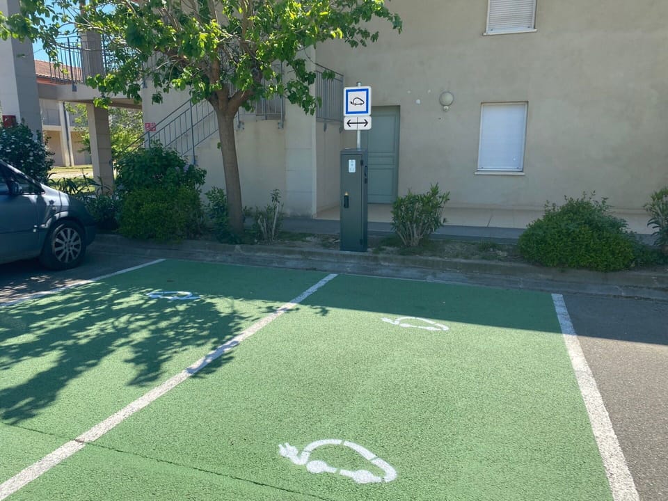Plant, Wheel, Property, Window, Building, Road Surface, Asphalt, Land Lot, Grass