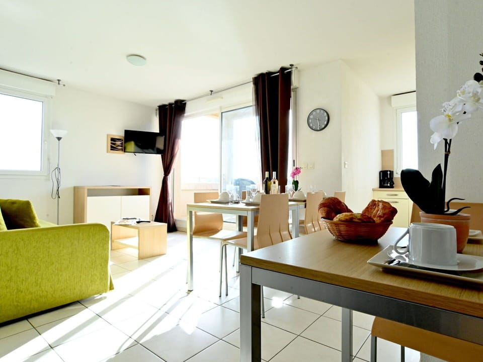 Table, Furniture, Building, Plant, Couch, Comfort, Houseplant, Window, Interior Design, Floor