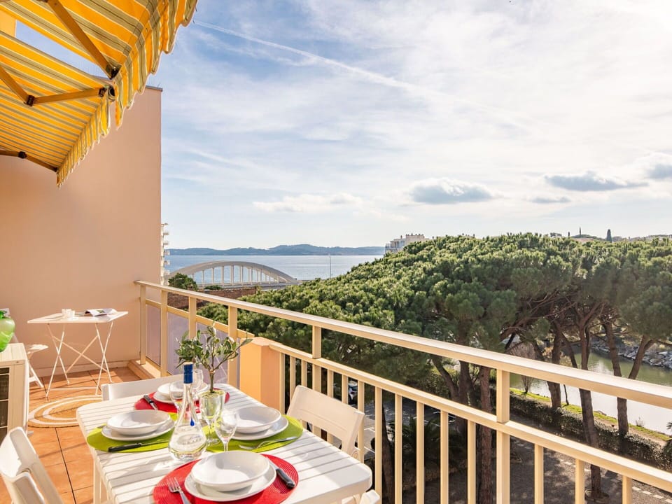 Sky, Cloud, Tableware, Property, Table, Furniture, Building, Seaside Resort, Chair, Outdoor Furniture
