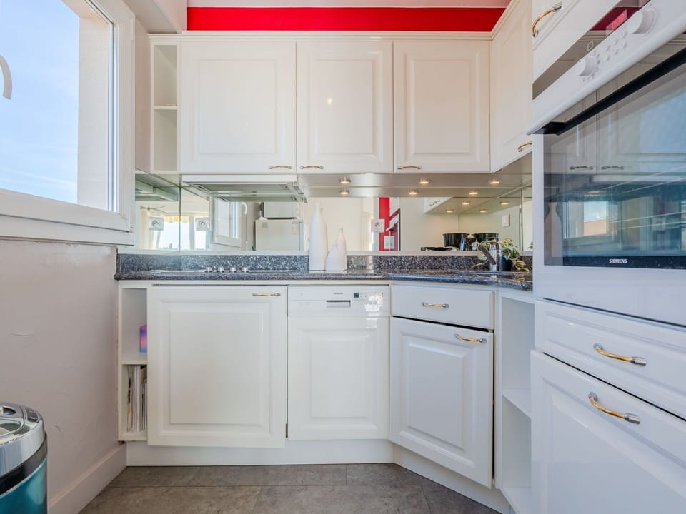 Cabinetry, Property, Countertop, Kitchen Appliance, Kitchen, Home Appliance, Building, Kitchen Stove, Wood, Interior Design
