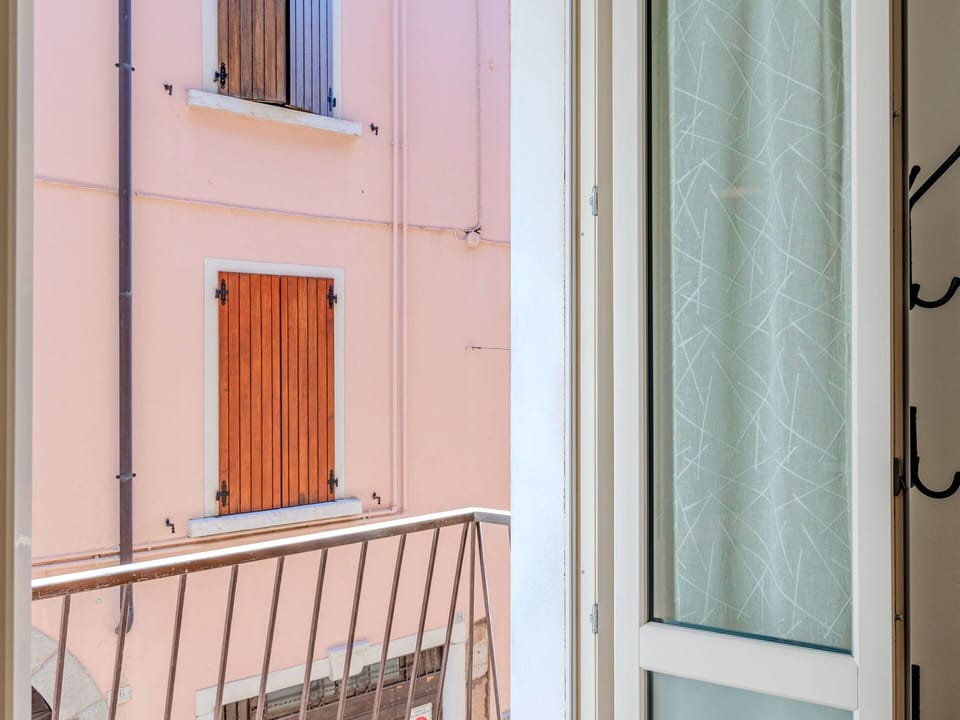 Window, Wood, Rectangle, Building, Facade, Tints And Shades, Composite Material, Metal, Wood Stain