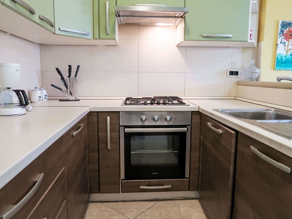 Cabinetry, Sink, Countertop, Kitchen Sink, Tap, Property, Plumbing Fixture, White, Kitchen, Wood