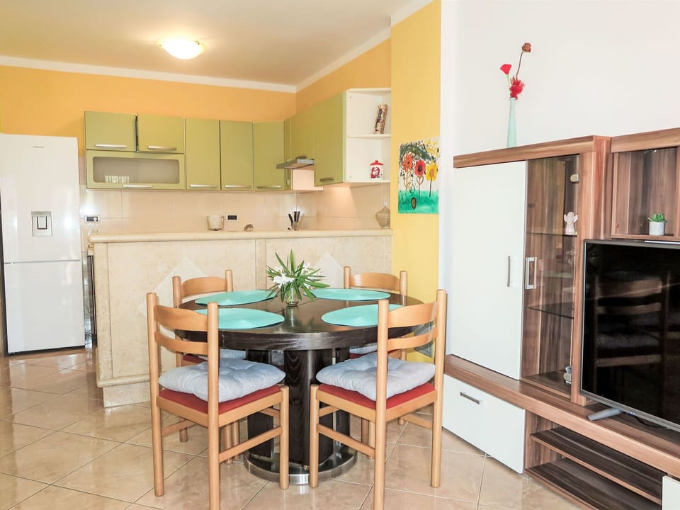 Furniture, Property, Cabinetry, Countertop, Table, Chair, Wood, Interior Design, Kitchen, Floor