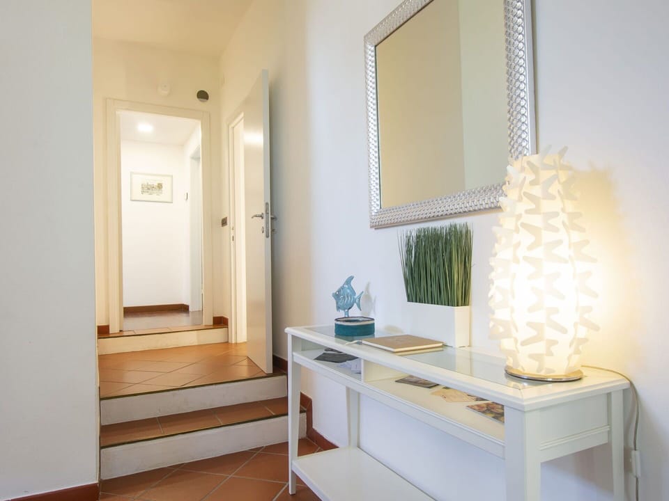 Mirror, Property, Wood, Interior Design, Table, Floor, Flooring, Rectangle, Wall, Real Estate