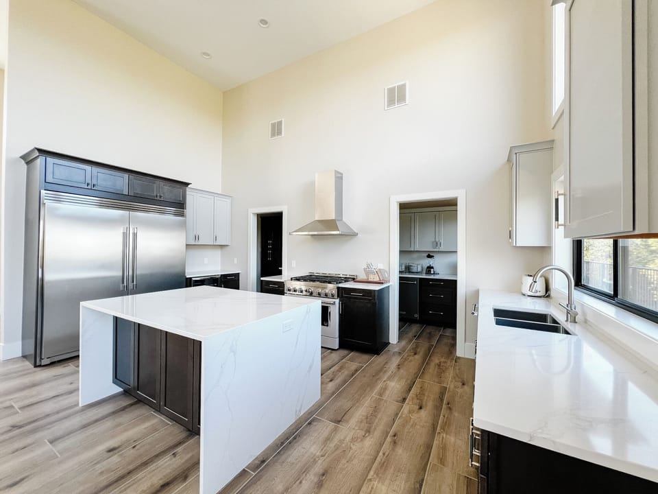 The Quiet Rock Lodge on the Brixen Ivy Ranch - Kitchen