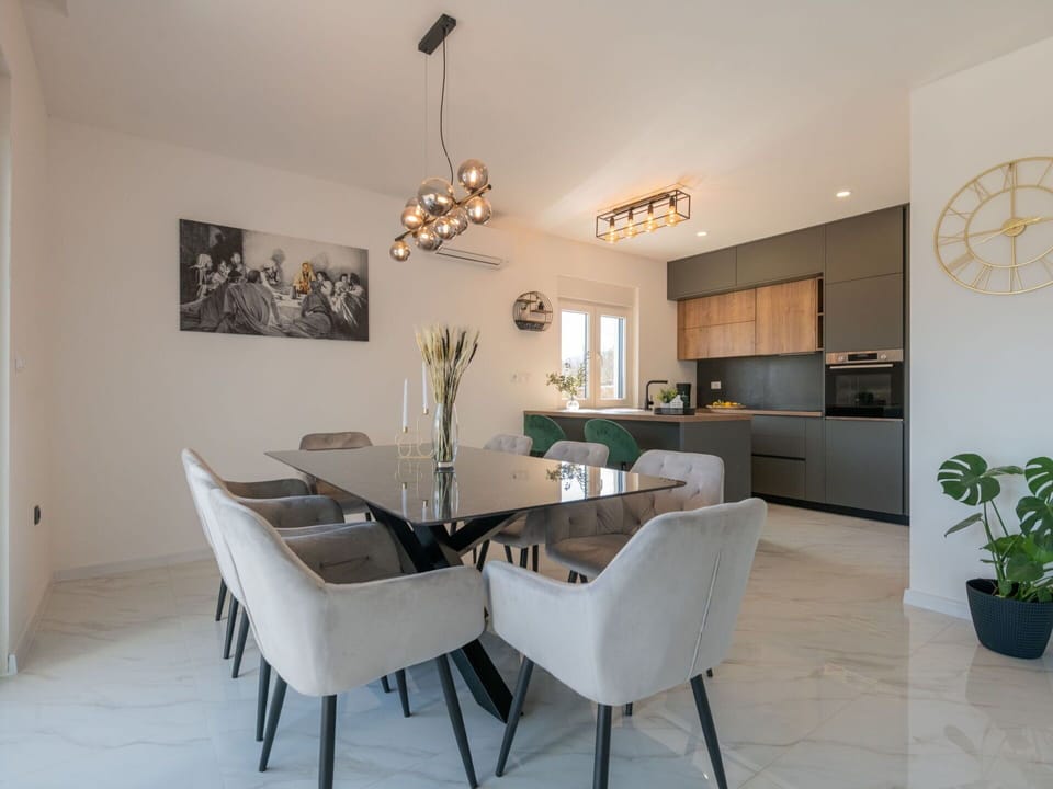 Table, Plant, Furniture, Property, Chair, Flowerpot, Houseplant, Wood, Interior Design, Building