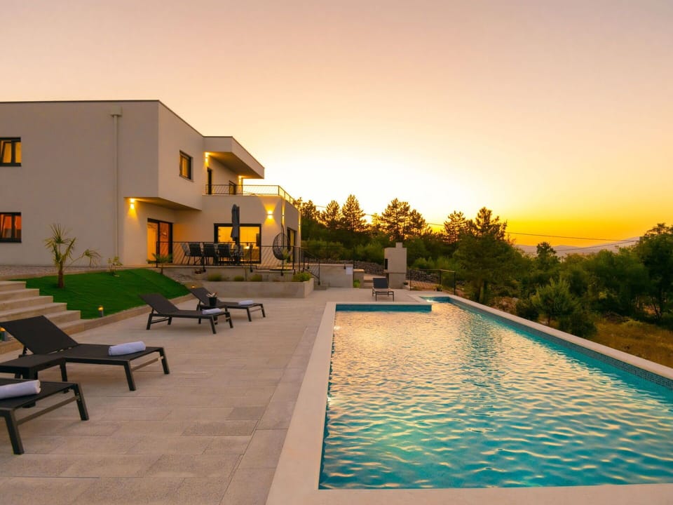 Sky, Water, Plant, Building, Property, Window, Swimming Pool, Azure, Lighting, House