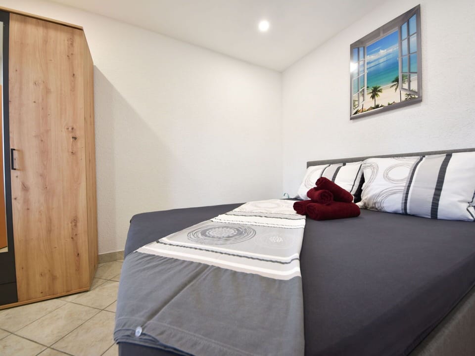 Furniture, Comfort, Wood, Picture Frame, Interior Design, Floor, Flooring, Rectangle, Wall