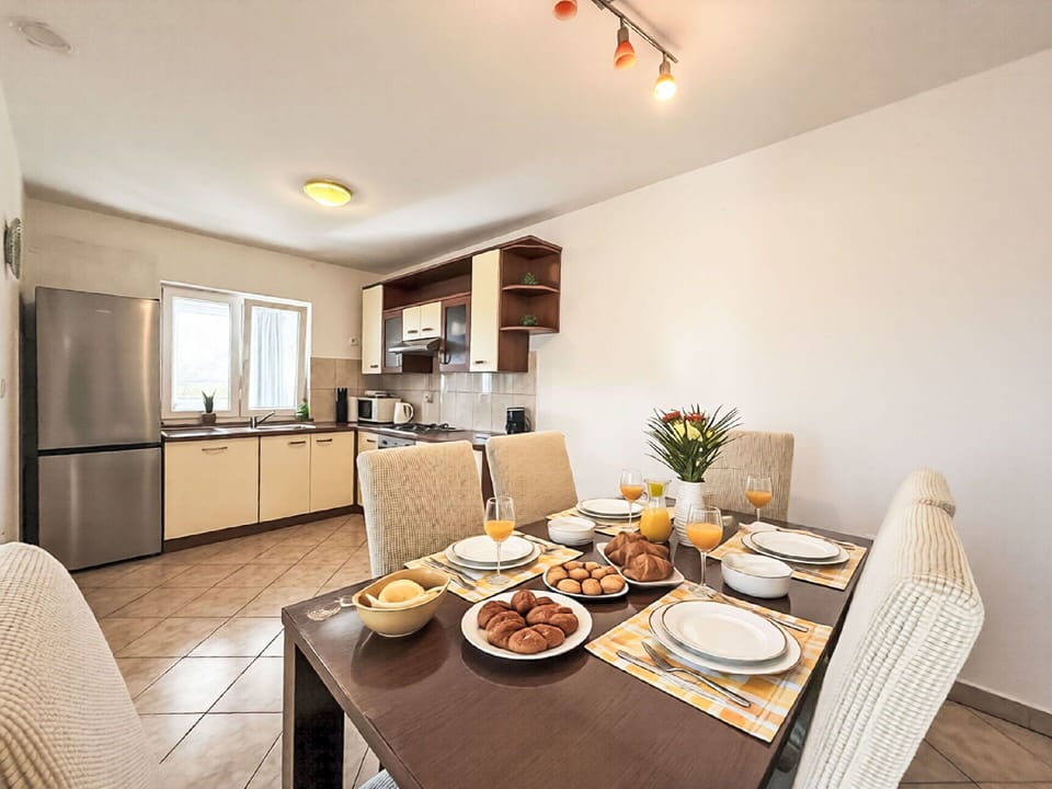 Furniture, Flooring, Home, Kitchen & Dining Room Table, Floor, Apartment, Chair, Wood Stain, Ceiling, Hardwood