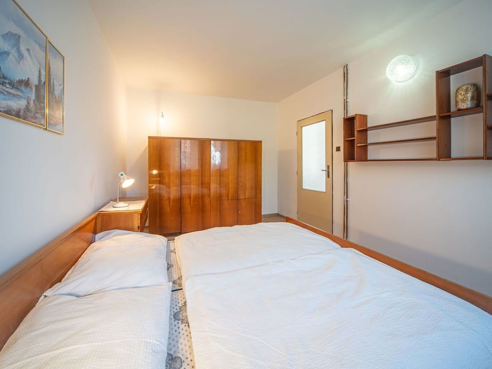Furniture, Property, Building, Comfort, Wood, Door, Picture Frame, Bed, Floor