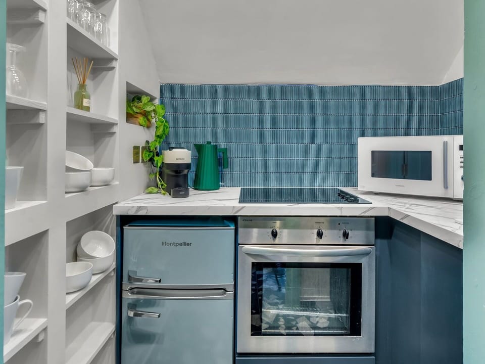 Kitchen Appliance, Kitchen, Countertop, Major Appliance, Home Appliance, Interior Design, Kitchen Stove, Cabinetry, Flooring, Stove