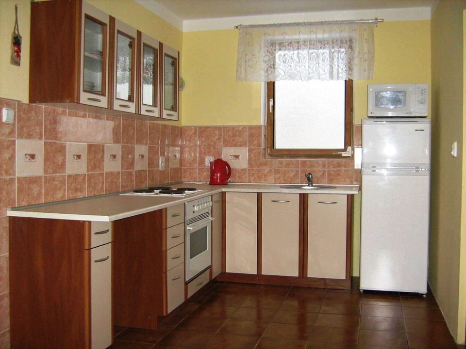 Cabinetry, Countertop, Kitchen Sink, Kitchen, Window, Wood, Sink, Kitchen Stove, Building, Interior Design