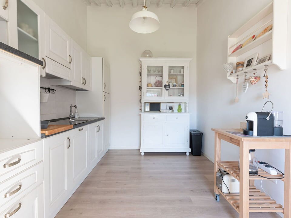Cabinetry, Property, Furniture, Wood, Lighting, Interior Design, Countertop, Shelf, Flooring