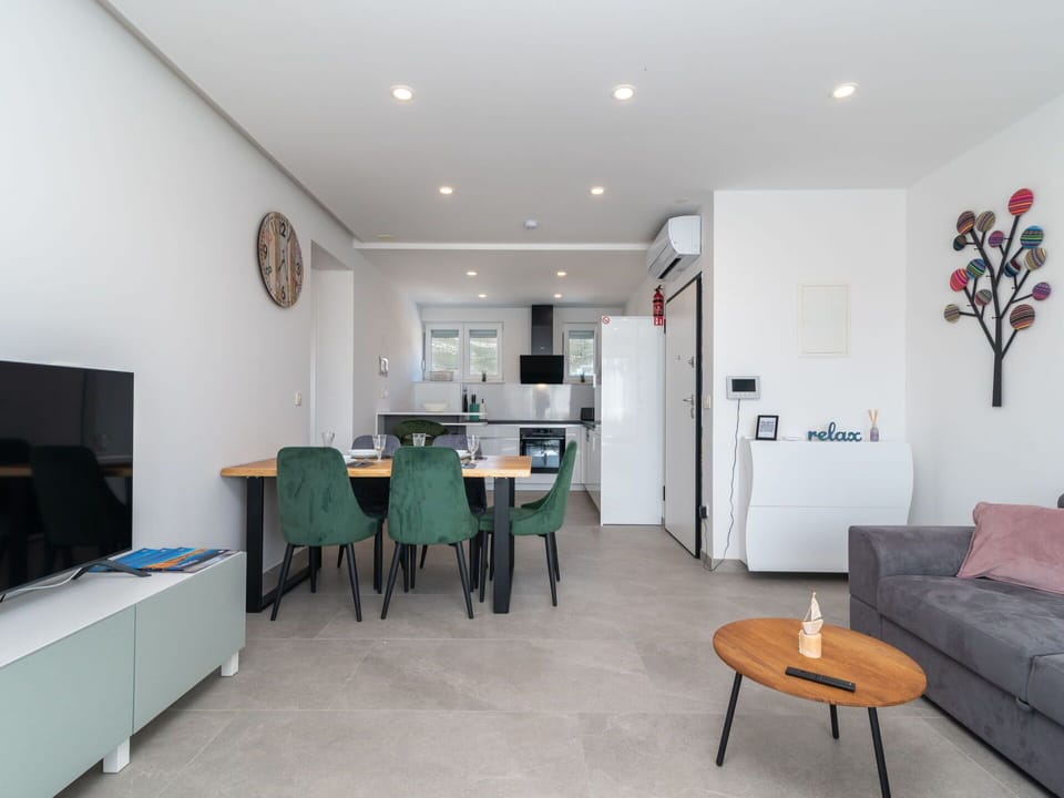 Table, Building, Furniture, Couch, Lighting, House, Interior Design, Flooring, Floor, Living Room