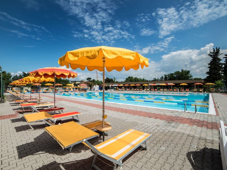 Cloud, Sky, Umbrella, Shade, Swimming Pool, Outdoor Furniture, Tree, Sunlounger, Leisure, Urban Design