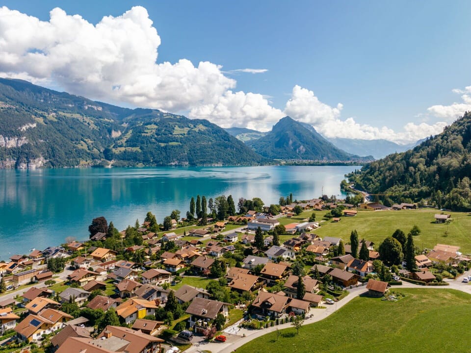 Water, Cloud, Sky, Water Resources, Daytime, Mountain, Building, Plant, Nature, Azure