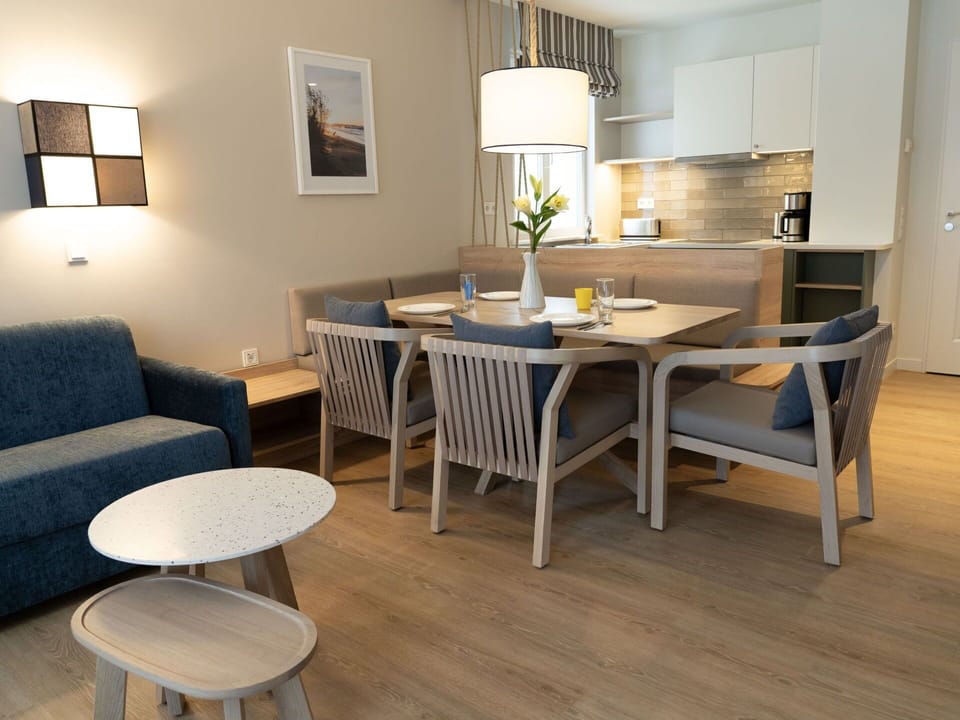 Table, Furniture, Property, Picture Frame, Couch, Wood, Interior Design, Houseplant, Flooring, Floor