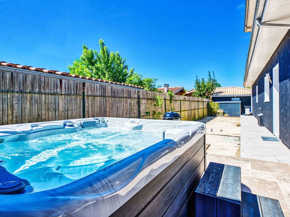 Water, Sky, Daytime, Blue, Swimming Pool, Azure, Leisure, Building, Wood, Composite Material