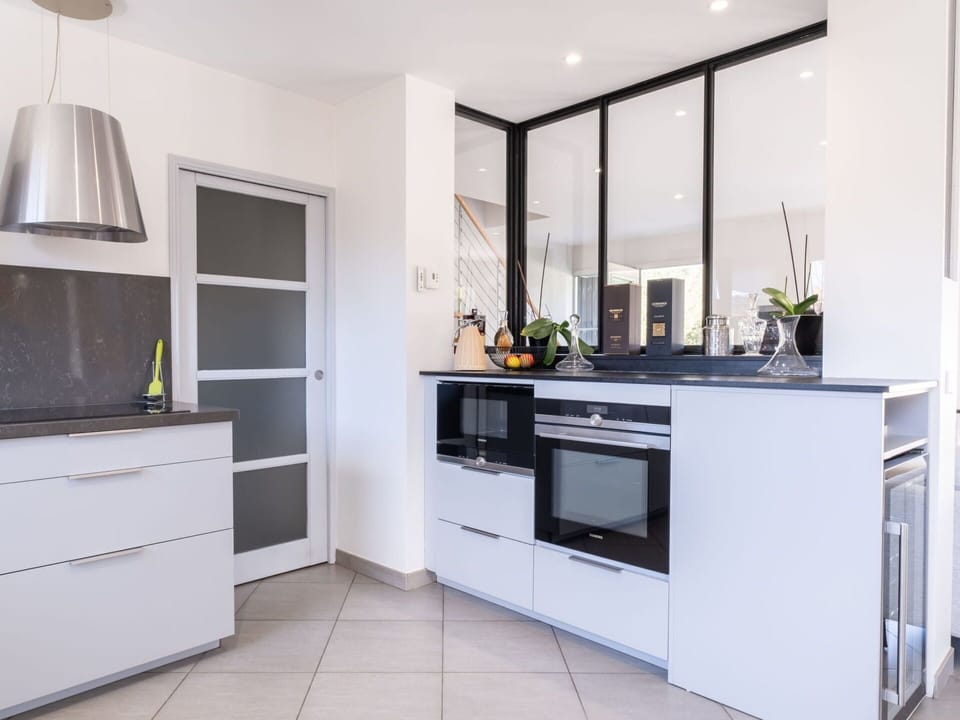 Cabinetry, Property, Countertop, Plant, Kitchen Stove, Houseplant, Kitchen Appliance, Wood, Interior Design, Flowerpot
